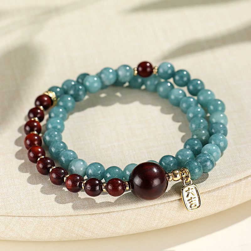 Armband aus ethnischen Perlen mit blauem Chalcedon und Goldseide und Sandelholz mit doppeltem Kreis