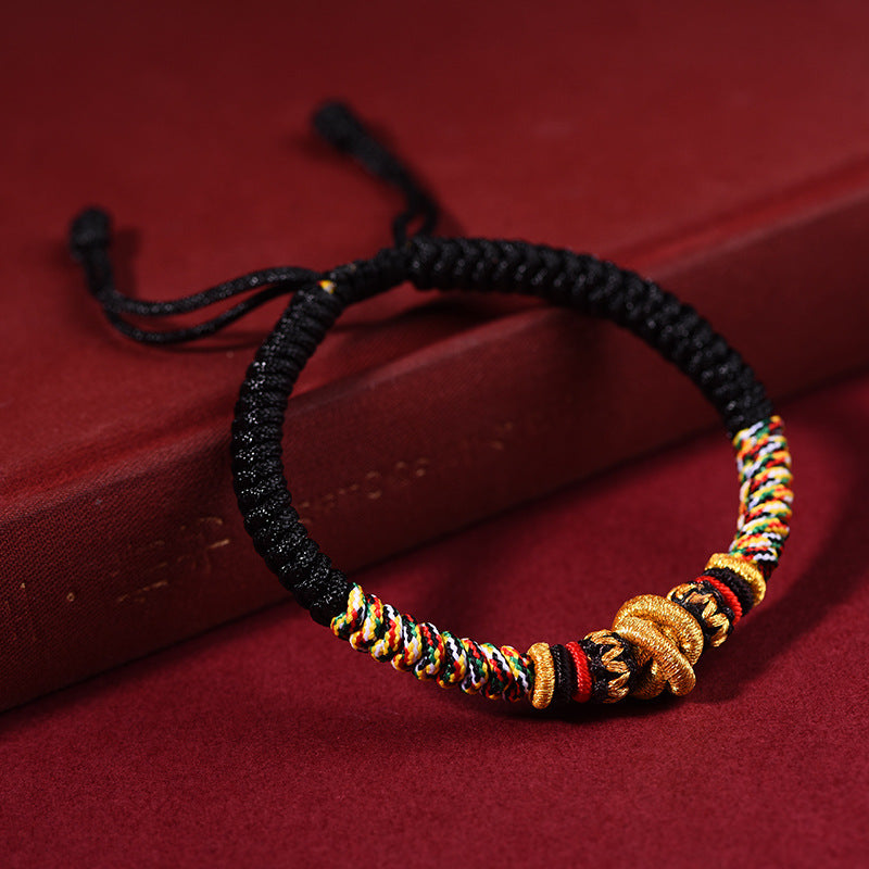 Leuchtend rotes handgewebtes buddhistisches Seilarmband für den Segen des Schlangenjahres