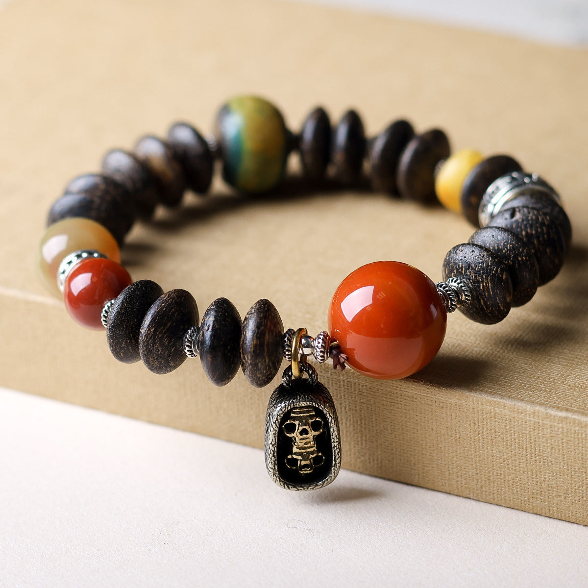 Armband aus heiligen buddhistischen Gebetsperlen aus Adlerholz mit fünf Schriftanhängern für Glück und Frieden