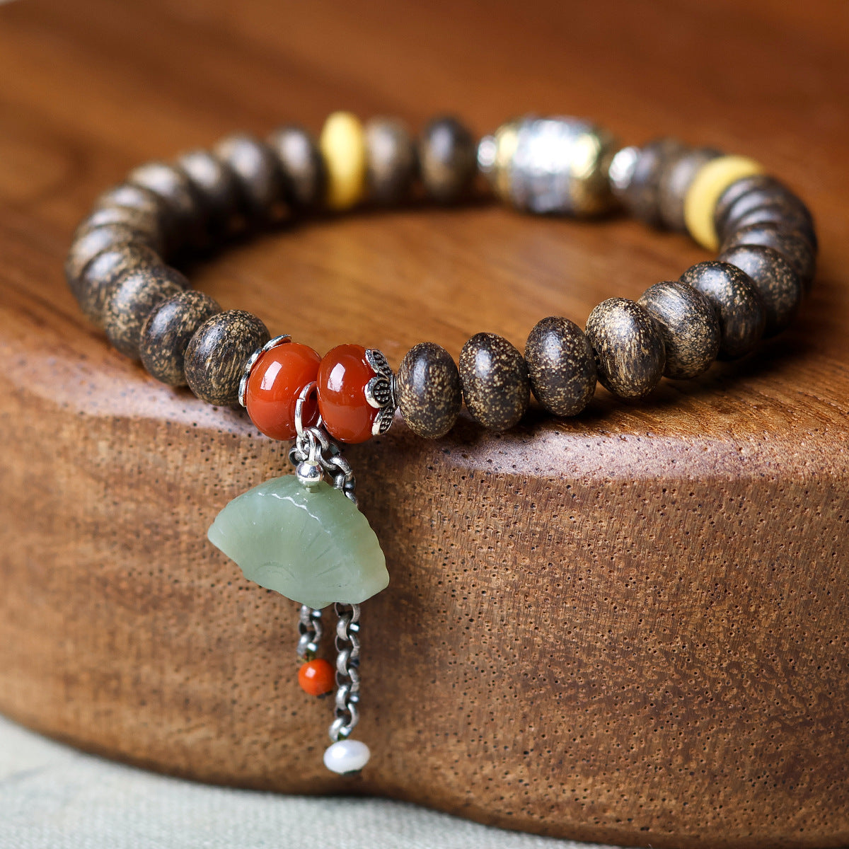 Armband aus heiligen buddhistischen Gebetsperlen aus Adlerholz mit fünf Schriftanhängern für Glück und Frieden