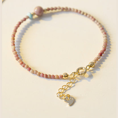 Natürliches Rhodonit-Armband mit Glücksbringer und minimalistischem Design